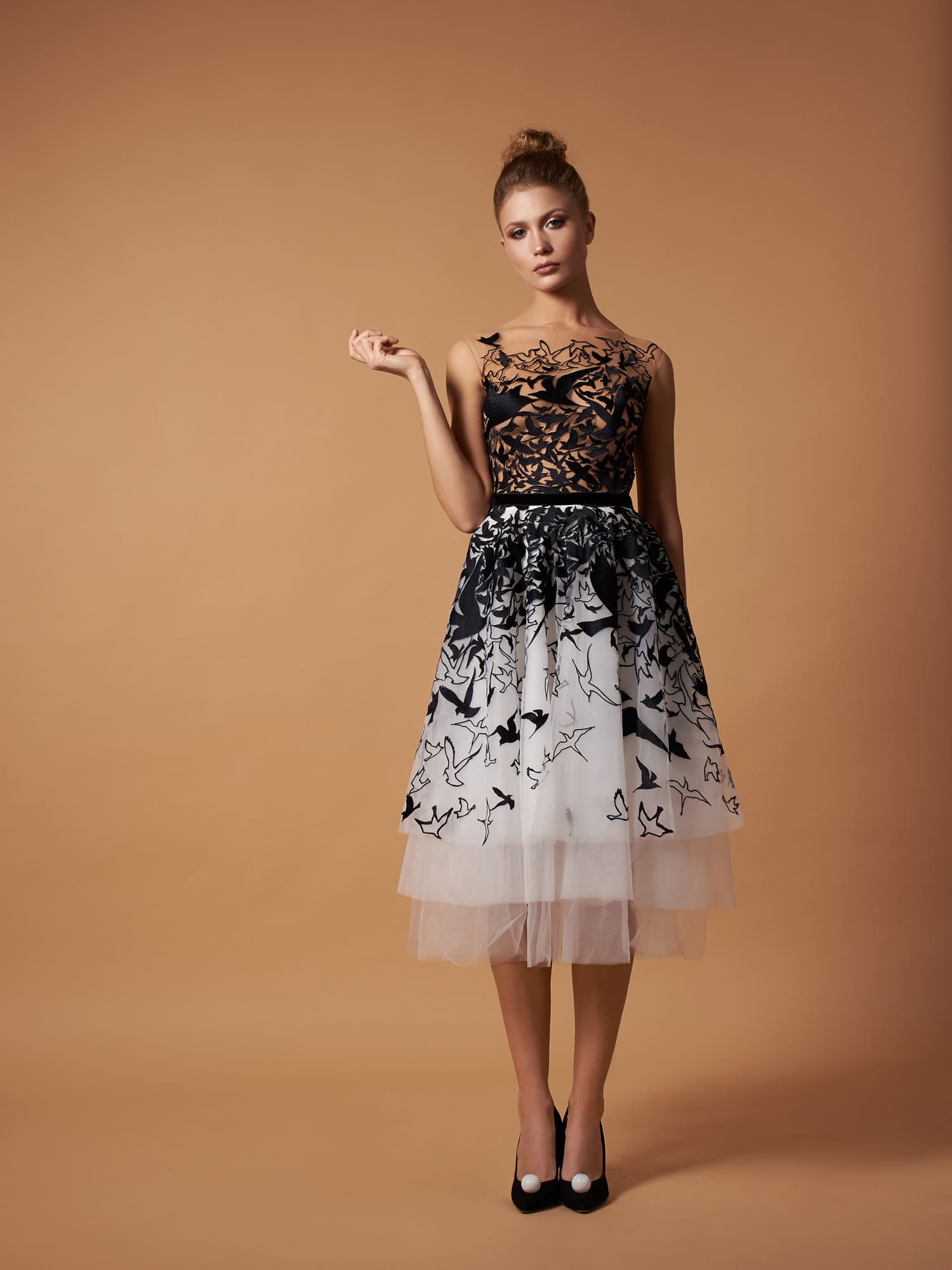 Контрастное черно-белое кружевное платье