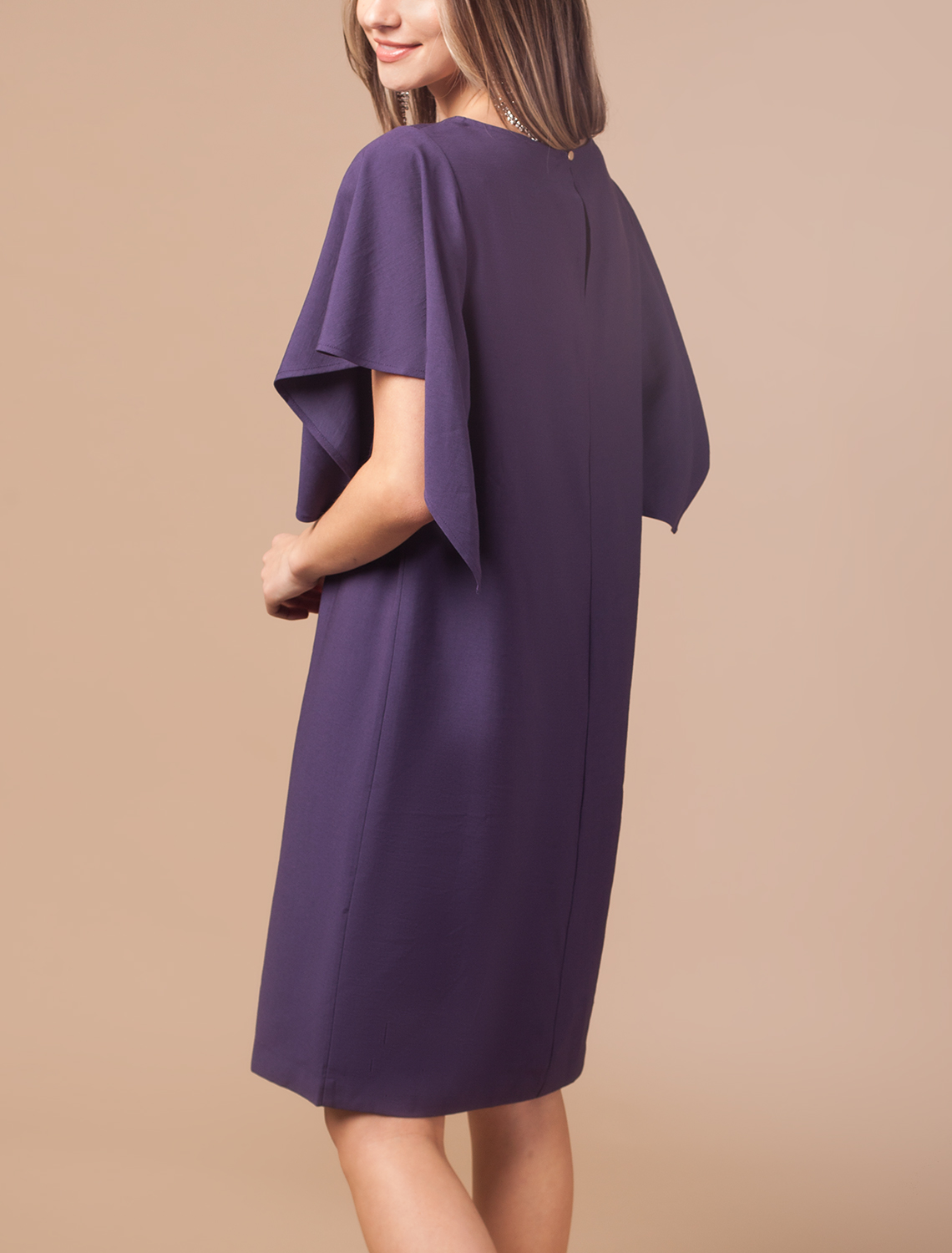 Вискозное платье универсального кроя - чуть ниже колена, с широкими проймами и акцентными рукавами.